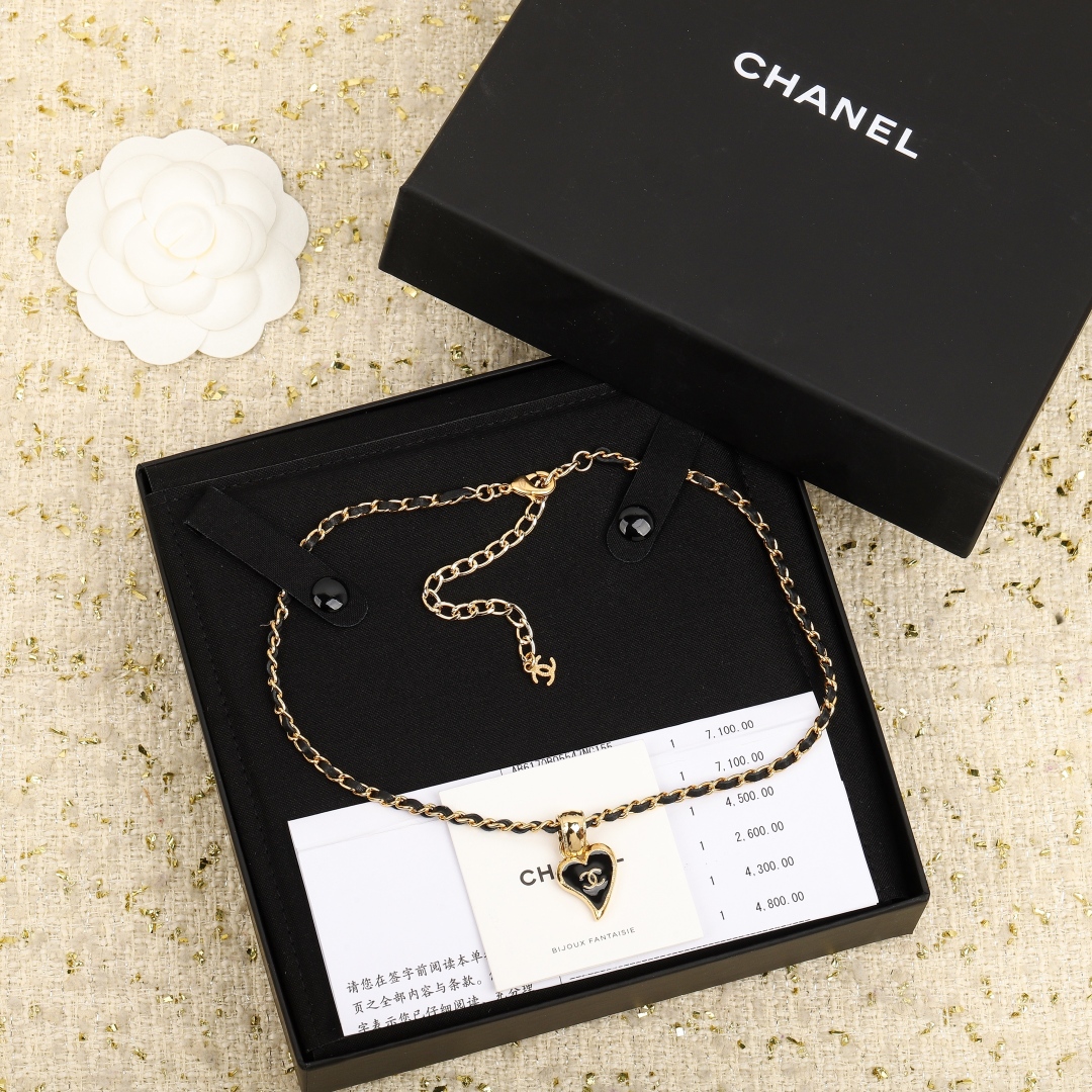 【我们出品】专柜🆕4500,认准真正购入专柜🆕开发的！❗️

【Ch@nel滴油爱心choker】❗️每