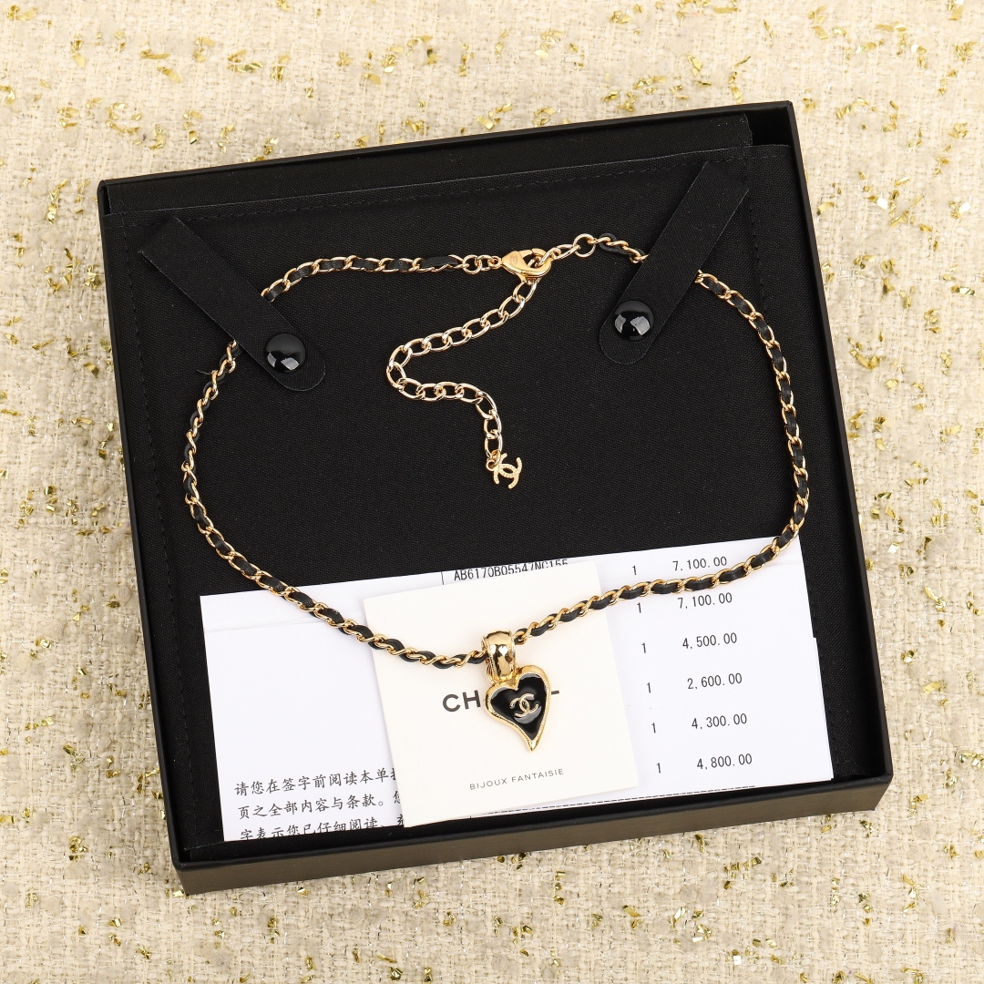 【我们出品】专柜🆕4500,认准真正购入专柜🆕开发的！❗️

【Ch@nel滴油爱心choker】❗️每