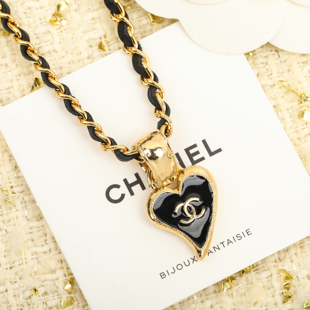 【我们出品】专柜🆕4500,认准真正购入专柜🆕开发的！❗️

【Ch@nel滴油爱心choker】❗️每