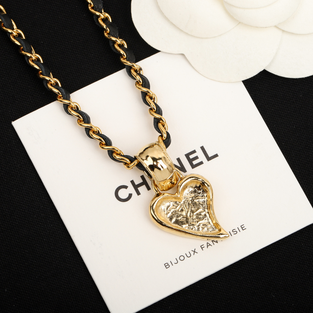 【我们出品】专柜🆕4500,认准真正购入专柜🆕开发的！❗️

【Ch@nel滴油爱心choker】❗️每