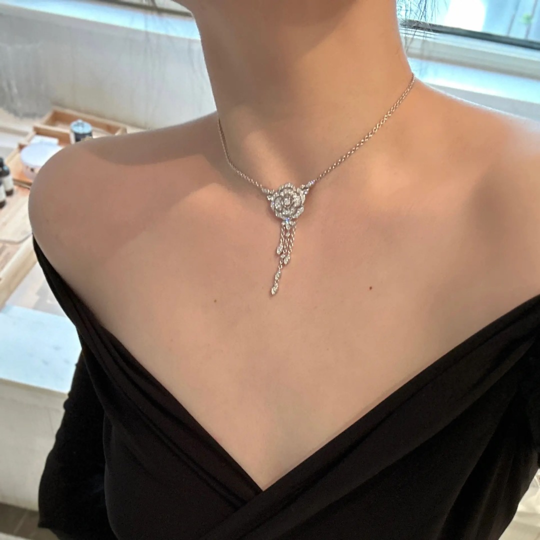 【我们出品】山茶花项链 ，可订做18K真金真钻版，只做对版真金货，价询客Fu

【BOUTON DE C