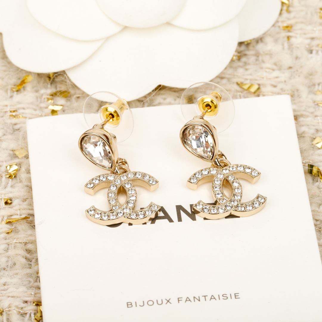 【我们出品】 耳钉专柜🆕5500，耳夹专柜🆕5700,！

【香 水滴钻吊双C耳钉 耳夹】25A高级手工