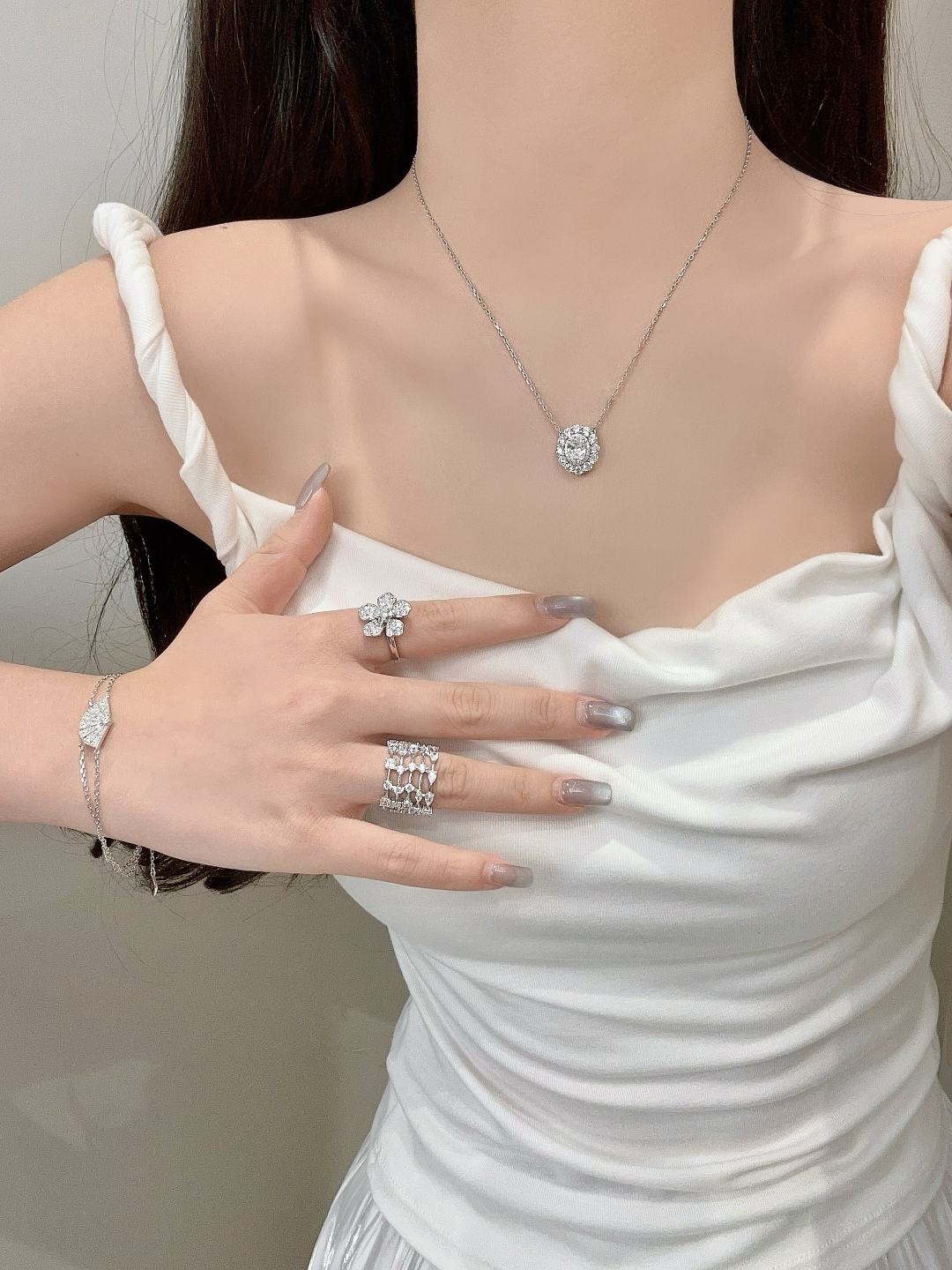 【我们出品】

【彩宝系列-经典款围镶项链】重工版本，非市面轻工版，通体925纯银➕耐磨保色度行业最新配