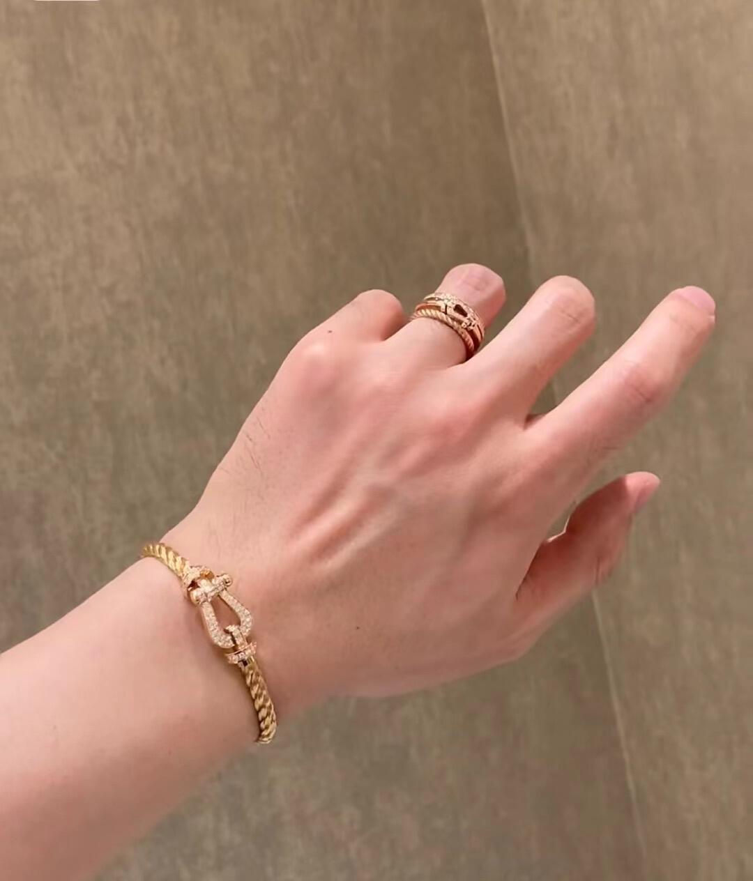 【我们出品】Force 10 Rise戒指, 可定制真金真钻版,价格咨询客服😋 FRED斐登有史以来最出圈的珠宝戒指💍✨ 以经典的「Force 10」系列为灵感启发 FRED全新「Force 10 Rise」延续其独到美学,运用代表性的链绳和链扣,戒指以多排形式呈现为高级珠宝注入不同以往的层次感. 链扣缀有钻石铺面,搭配整列钻石环及具有雕塑感的链绳,精湛工艺让平行的三种环面互相辉映,优雅柔美中蕴含着内在强韧的力量. 戴上「Force 10 Rise」戒指也无形地时刻提醒自己:无惧地面对生活挑战.通体采用925银,厚金电镀,保色程度更久.