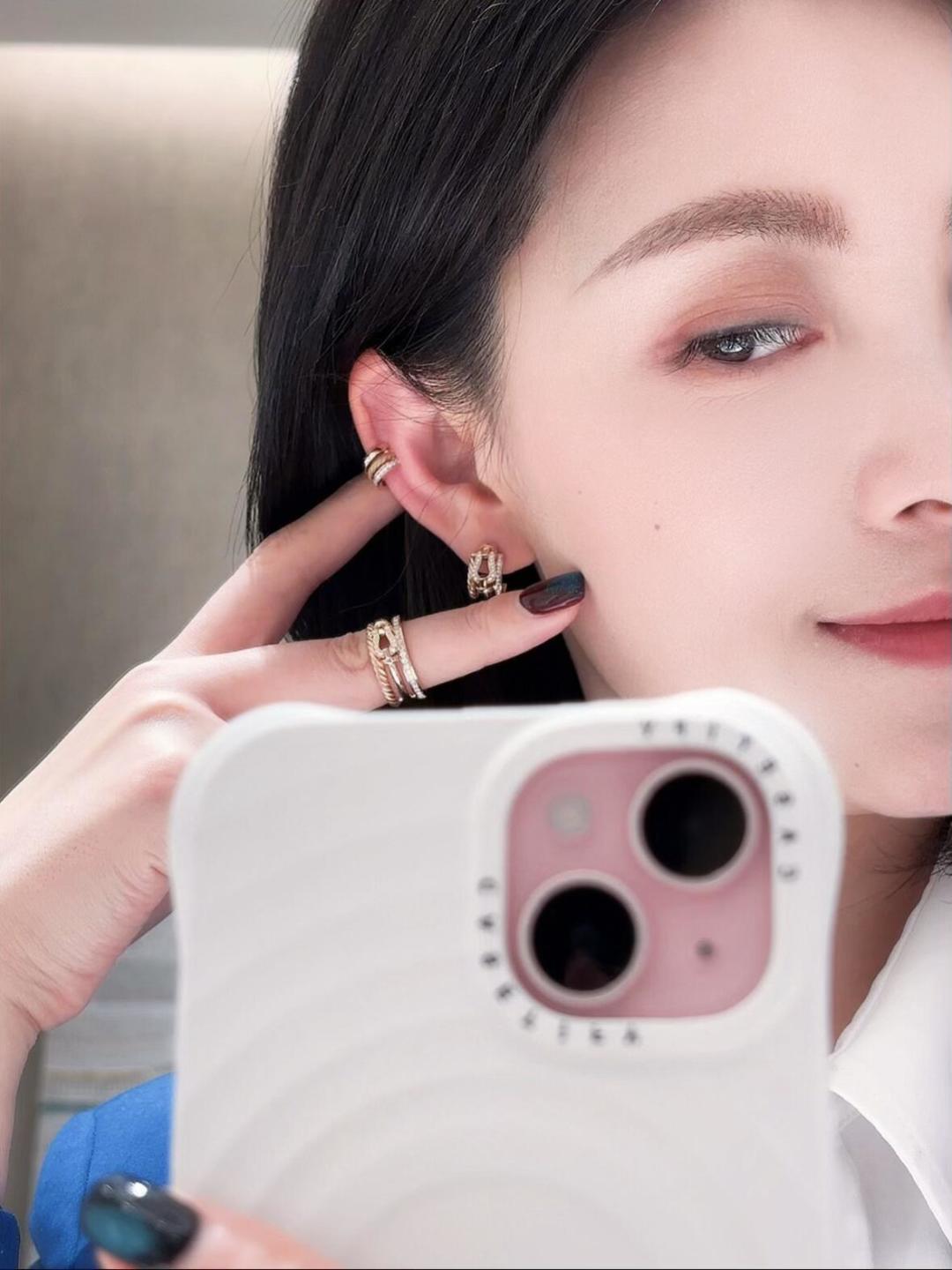 【我们出品】Force 10 Rise戒指, 可定制真金真钻版,价格咨询客服😋 FRED斐登有史以来最出圈的珠宝戒指💍✨ 以经典的「Force 10」系列为灵感启发 FRED全新「Force 10 Rise」延续其独到美学,运用代表性的链绳和链扣,戒指以多排形式呈现为高级珠宝注入不同以往的层次感. 链扣缀有钻石铺面,搭配整列钻石环及具有雕塑感的链绳,精湛工艺让平行的三种环面互相辉映,优雅柔美中蕴含着内在强韧的力量. 戴上「Force 10 Rise」戒指也无形地时刻提醒自己:无惧地面对生活挑战.通体采用925银,厚金电镀,保色程度更久.