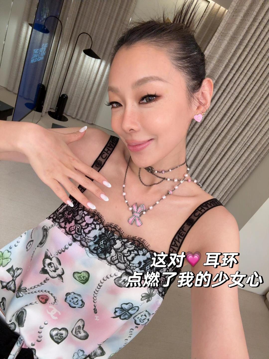 【我们出品】预售7号左右出货，zp🆕7600，

【香 粉色珐琅双C项链】🔥🔥必入爆款！全网首发现货🤩🤩