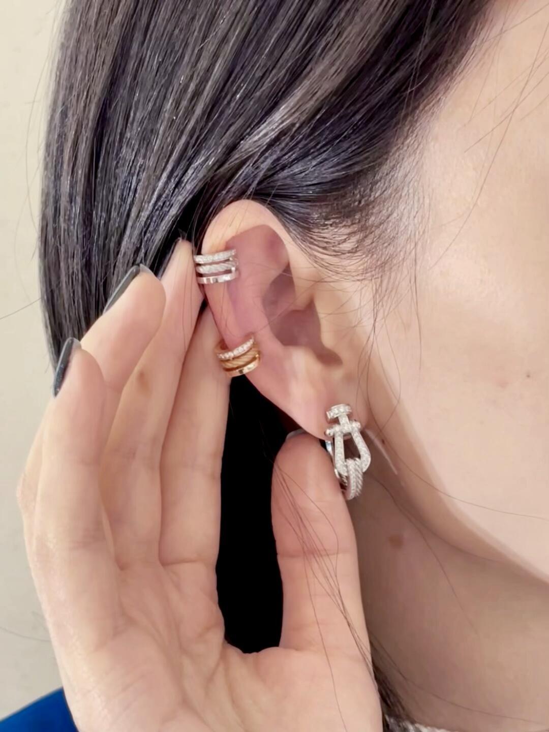 Luxurious Gold-Plated 925 Silver Horse Hoof Earrings by Mrs. FORCE: Elegant Details and Color Protection. - 图片 4