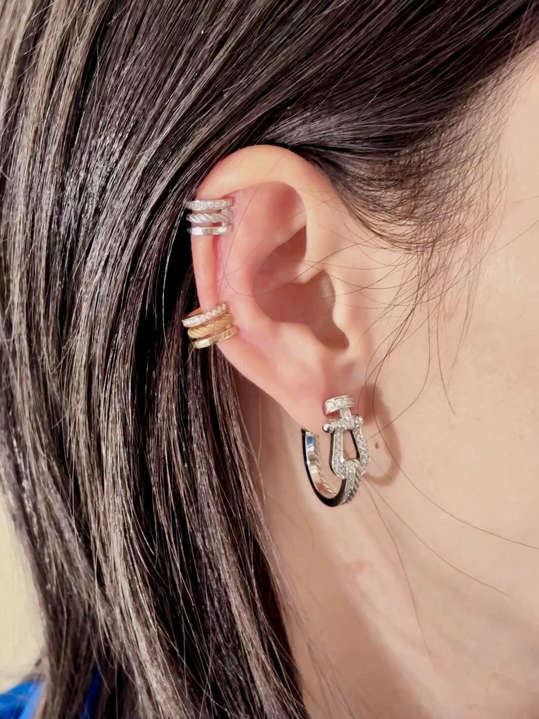 Luxurious Gold-Plated 925 Silver Horse Hoof Earrings by Mrs. FORCE: Elegant Details and Color Protection. - 图片 3