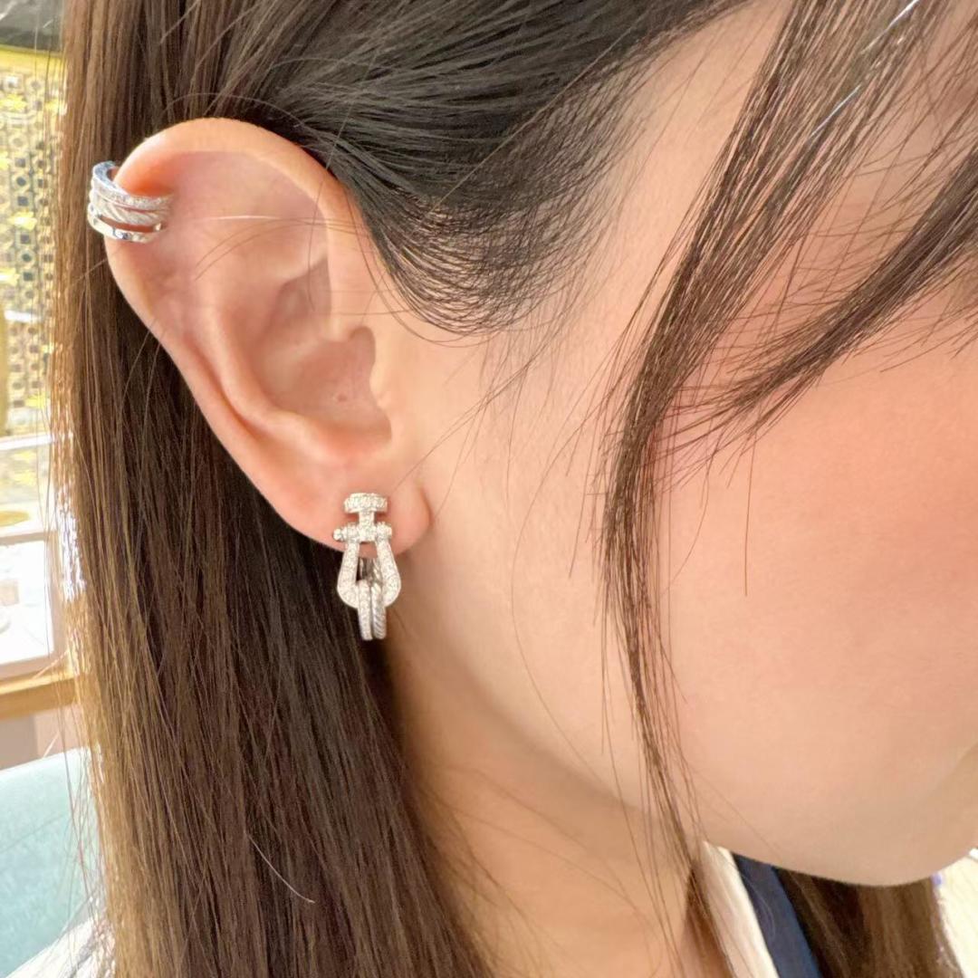 Luxurious Gold-Plated 925 Silver Horse Hoof Earrings by Mrs. FORCE: Elegant Details and Color Protection. - 图片 5