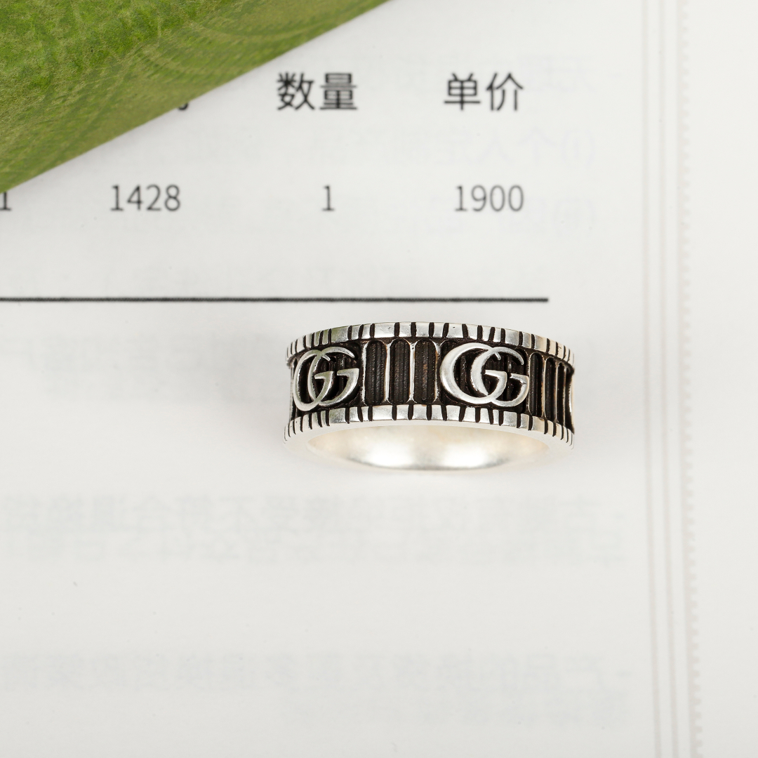 【我们出品】  双G纯银戒指 zp🆕1 900 +  zp🆕为纯银材质，

双G始终是品牌设计中不可或缺