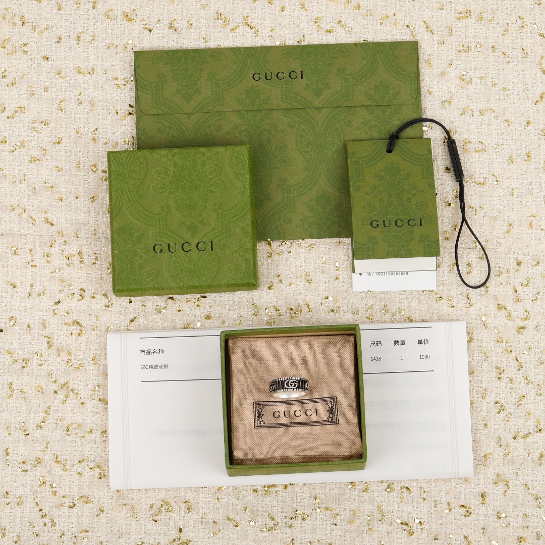 【我们出品】  双G纯银戒指 zp🆕1 900 +  zp🆕为纯银材质，

双G始终是品牌设计中不可或缺