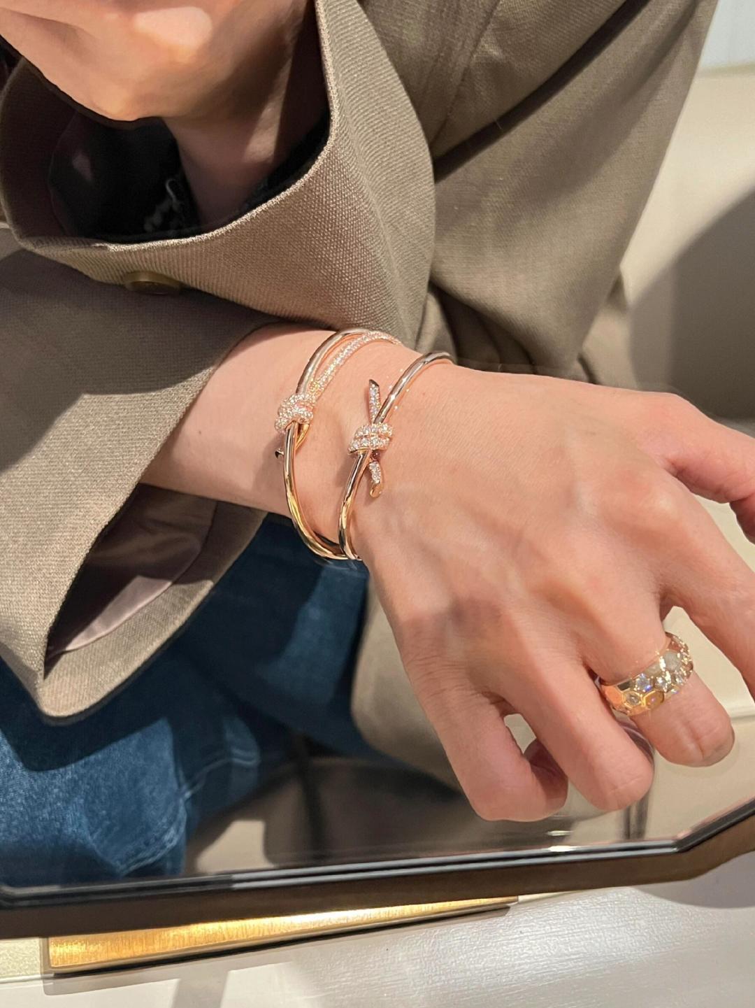 Tiffany Knot Bracelet: Symbol of Love and Elegance in Gold and Silver - 图片 3