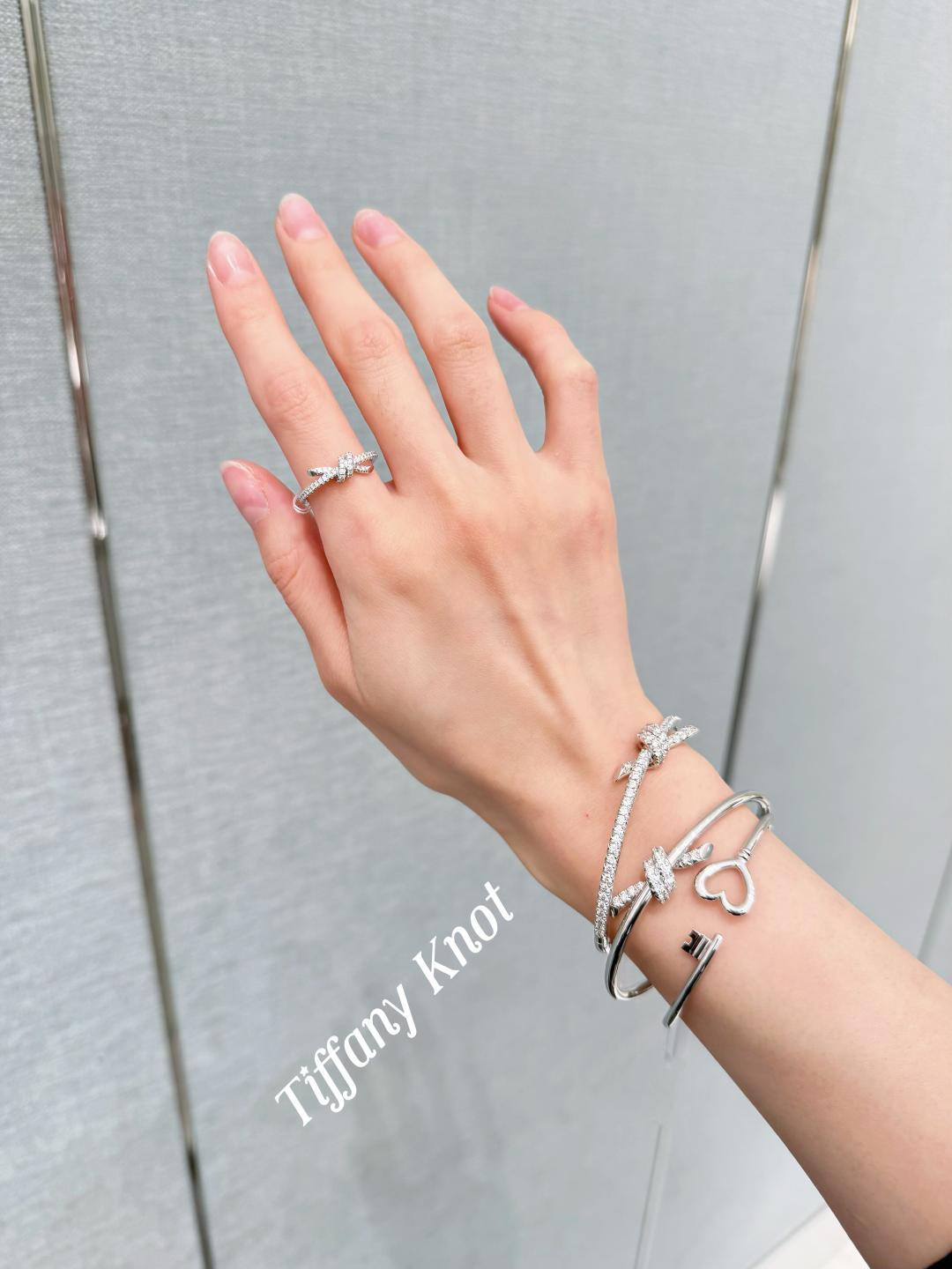 Tiffany Knot Bracelet: Symbol of Love and Elegance in Gold and Silver - 图片 5