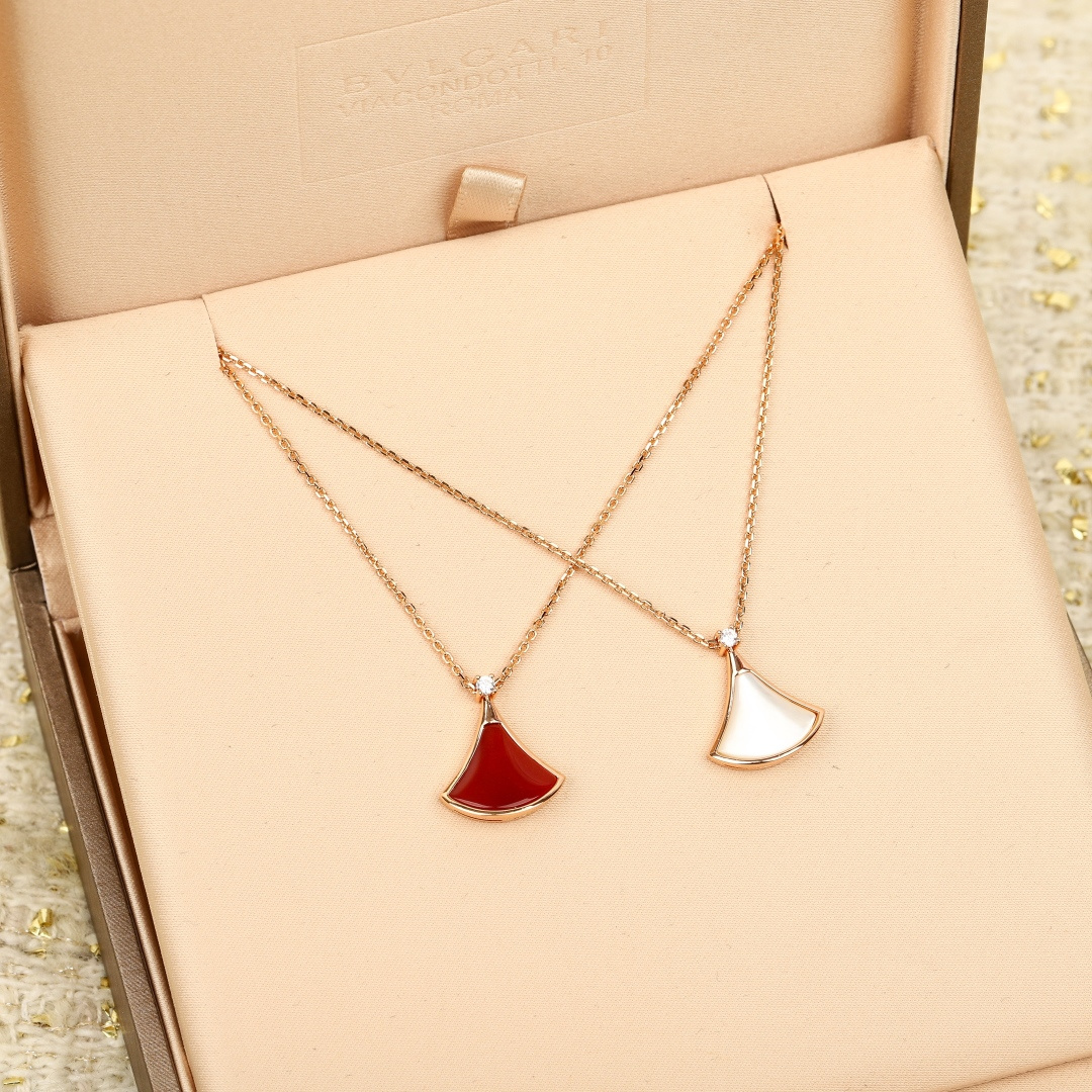 NO:381637,The necklace for small skirt Z16015+ Diva’dream The necklace has exquisite lines, the iconic fan pattern sets off the ultimate pure temperament, and the charming rose gold and dazzling diamonds add to the charming glory. The necklace draws inspiration from the elegant temperament of women and the charming atmosphere of the Eternal City, and pays tribute to the charming women with a unique Roman spirit. This necklace is extremely feminine and elegant, presenting the gorgeousness of the marble of the Caracala Bathroom and the charming curve of the fan-shaped mosaic, reflecting the true essence of Italian aesthetics. I think each diva is worth keeping, and you can choose different models according to the matching needs. Z is too expensive and cannot be bought in the full set. There are many customized models for less than a fraction of the price. The poor version on the market is fake at a glance, even if it is cheap, it is not worth buying. The more classic it is, the more you need to do it!  We are consistent with Z. The diamonds used are also imported from the United States. The shine level exceeds 5A zircon orthodox B home rose gold. Details are real photos. The glossy surface is very atmospheric and graded thick gold electroplating 60, jewelry quality, skirts, necklace19860909小裙子项链 Z16015+  Diva‘dream 项链线条精美,标志性的扇形图案烘托极致纯粹气质,而妩媚迷人的玫瑰金和璀璨美钻,更添动人光彩.项链从女性的优雅气质和永恒之城的迷人气息中汲取灵感,以独树一帜的罗马精神向迷人的女性致敬.这款项链极具女性气质、精美雅致,呈现卡拉卡拉大浴场大理石的华美和扇形马赛克的迷人曲线,体现意大利美学的真正精髓. 我觉得diva每个款都值得留,可以根据搭配需求选择不同型号,Z太贵啦不可能全套都买,零头不到的价格可以选很多定制款了,市面差版一眼假就算便宜也不值得入,越是经典越是要做的真！我们一致Z,所用的钻也是美国进口硅钛料,闪耀度超越5A锆石正统B家玫瑰金色,细节看实拍,光面非常大气有档次厚金电镀60,饰品精品,skirts,necklace,Jewelry