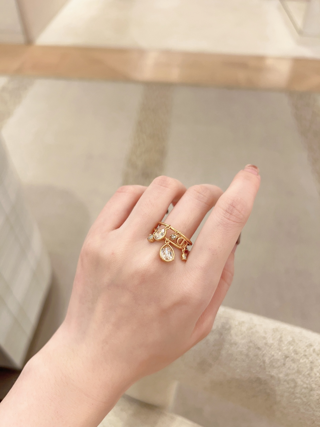 Fashion Consultant Fu: Exquisite Artistic Designs for Spring and Summer Fashion.