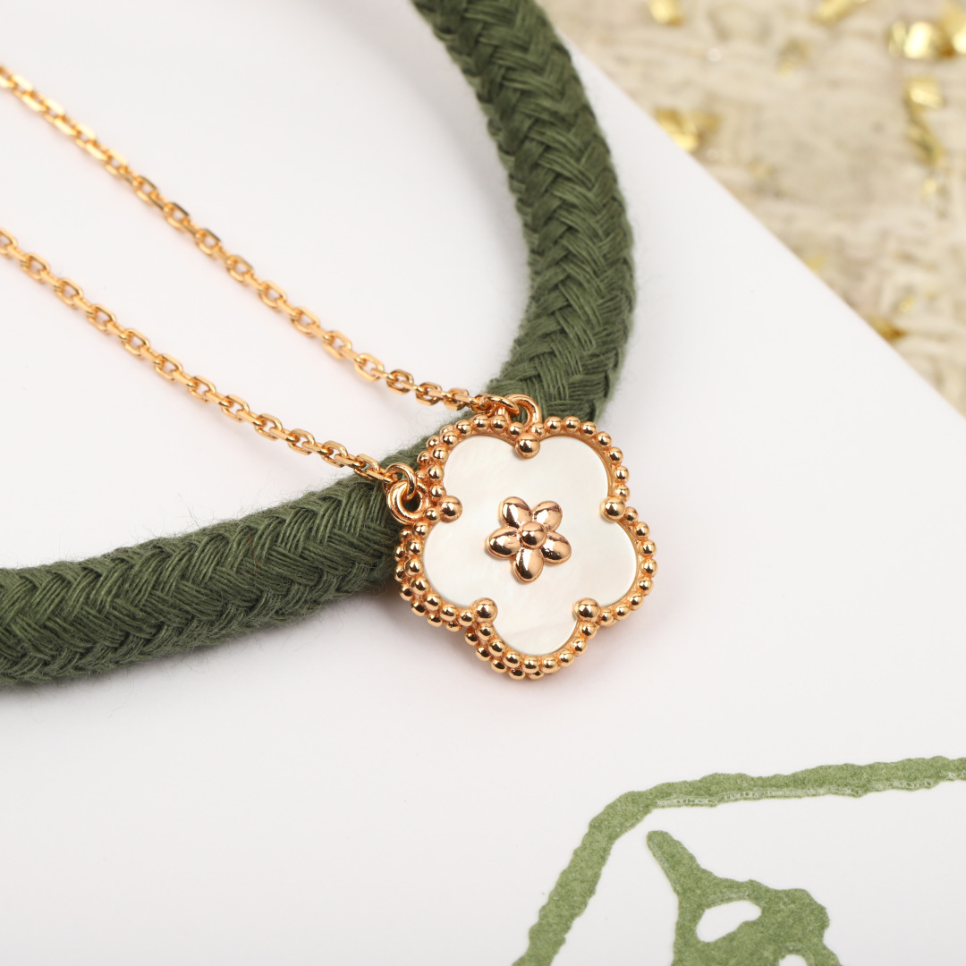 【我们出品】梅花项链，可订做18K真金真钻版，量大价询客Fu

Lucky SPring系列以瓢虫和花卉