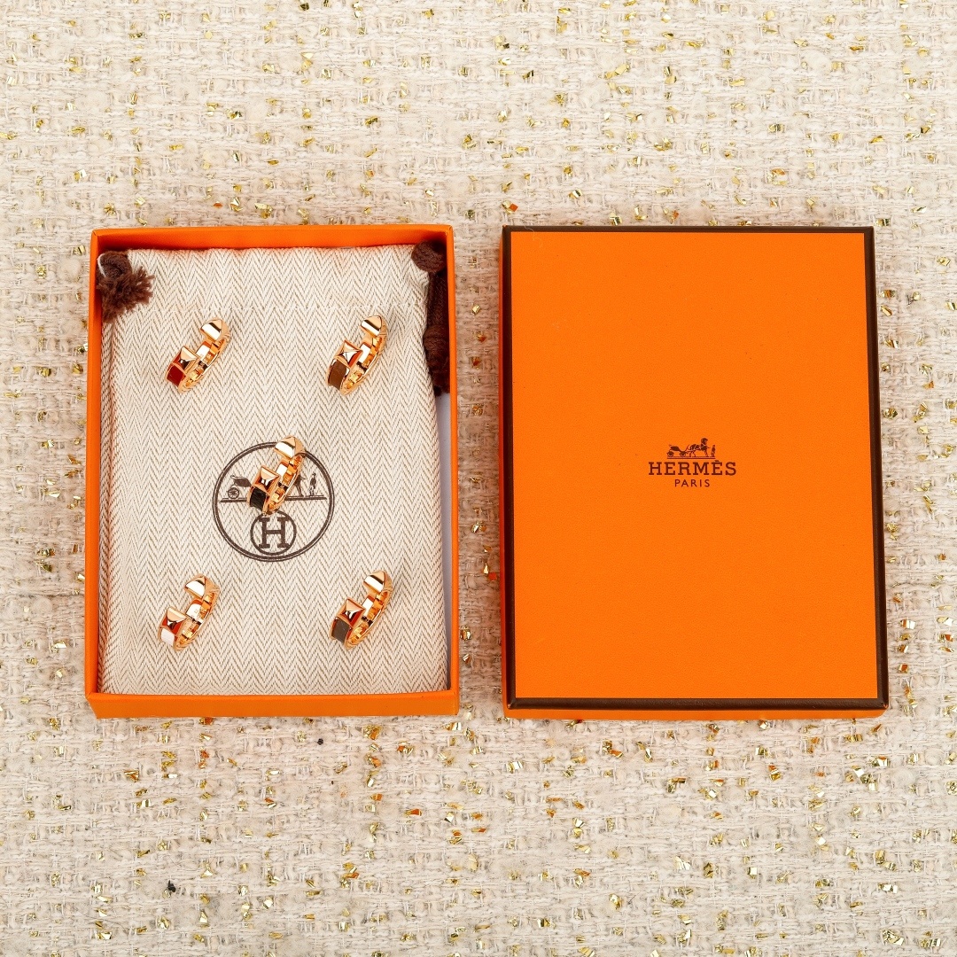 【我们出品】专柜3150,
【OMaillon H开口柳丁戒指】O’Maillon系列的灵感源自经典“