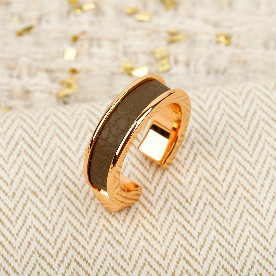【我们出品】专柜3150,
【OMaillon H开口柳丁戒指】O’Maillon系列的灵感源自经典“