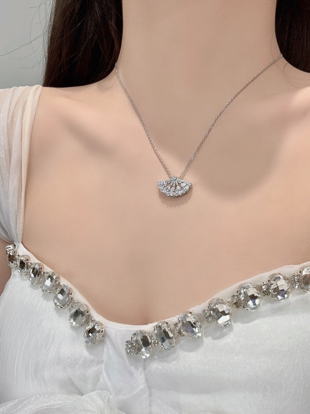 【我们出品】

【彩宝系列-扇子项链】重工版本，非市面轻工版，通体925纯银➕耐磨保色度行业最新配方优金