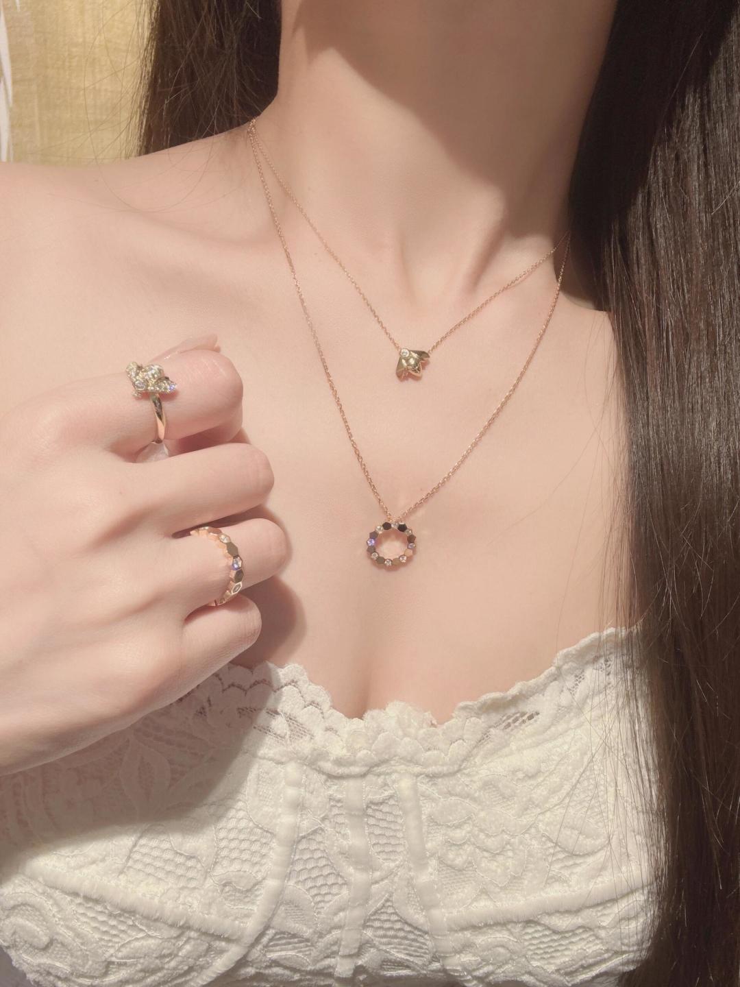 Luxury Bee Necklaces in Real Gold for ZP: Bee My Love Collection Review - 图片 3