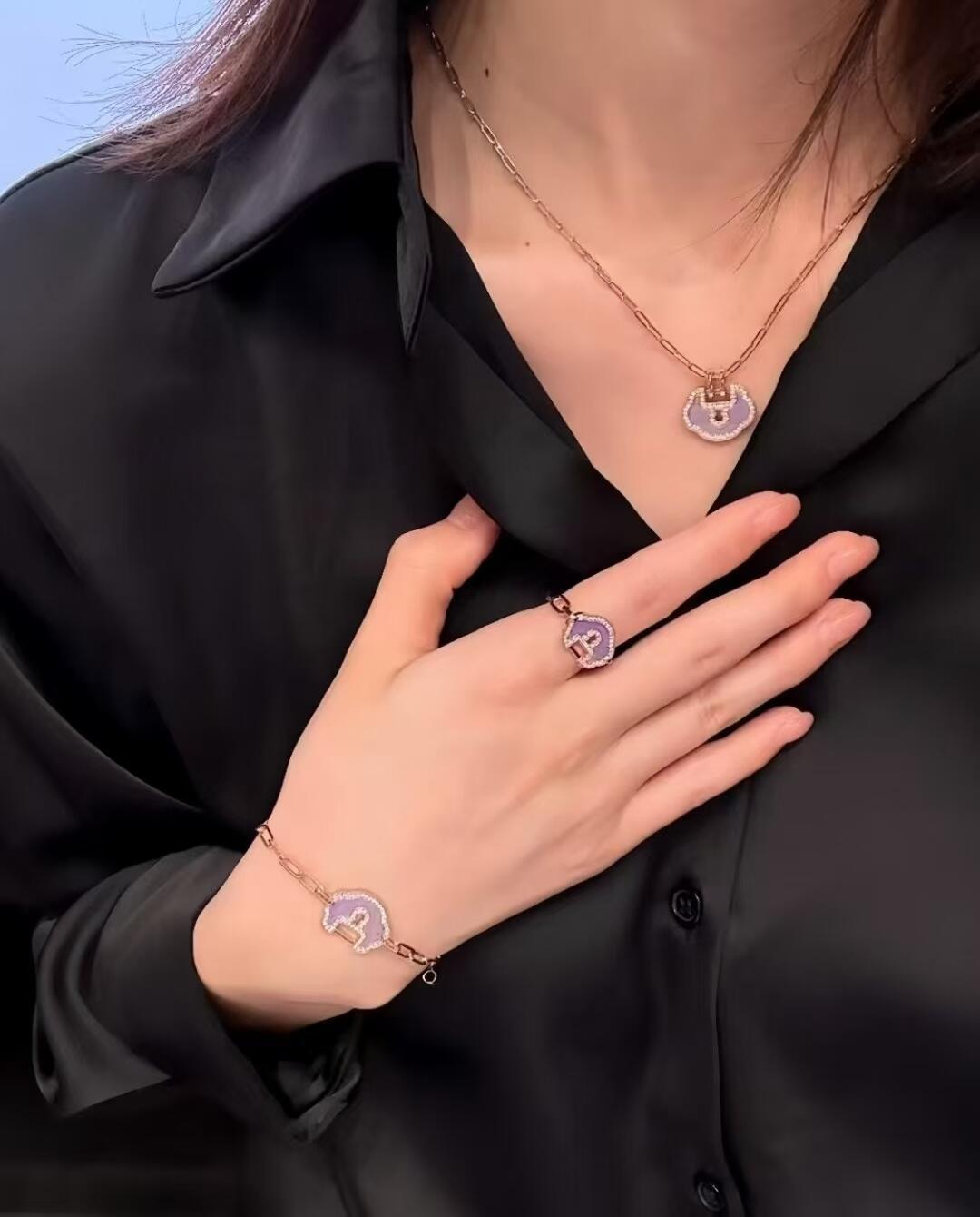 Title: “Petite Yu Yi Series: Real Gold Diamond Jewelry with Emotional Meaning” Summary: Order real gold diamond jewelry from Petite Yu Yi series symbolizing eternal love and fashion. - 图片 2