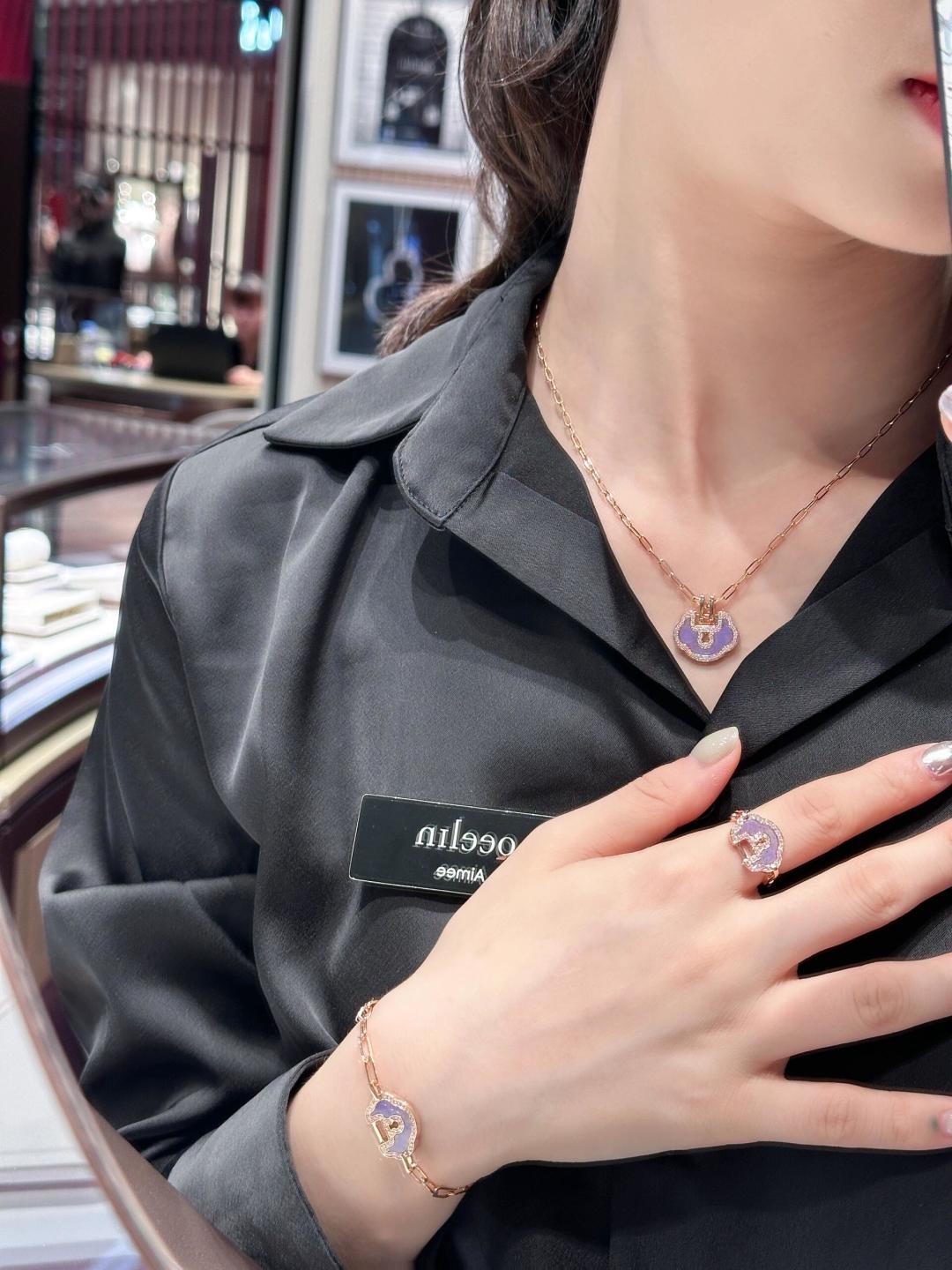 Title: “Petite Yu Yi Series: Real Gold Diamond Jewelry with Emotional Meaning” Summary: Order real gold diamond jewelry from Petite Yu Yi series symbolizing eternal love and fashion. - 图片 6