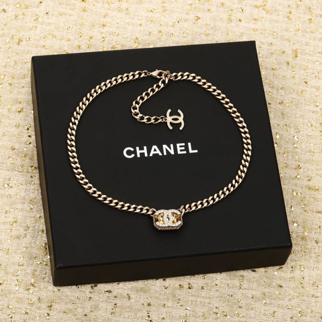 【我们出品】

🔥🔥必入爆款项链！【Ch@nel方块choker】非常重工，我们一致致zp🆕，黄铜材质，