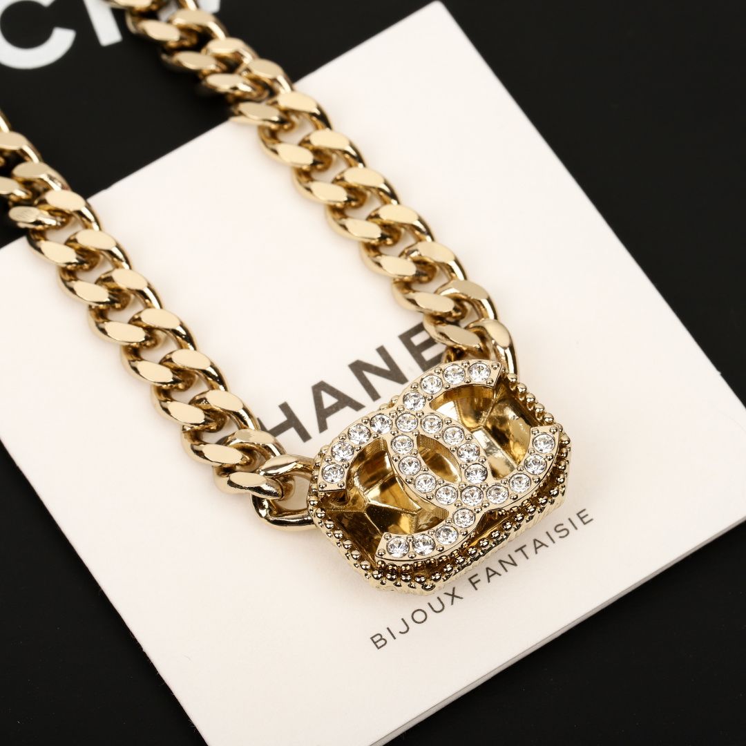 【我们出品】

🔥🔥必入爆款项链！【Ch@nel方块choker】非常重工，我们一致致zp🆕，黄铜材质，