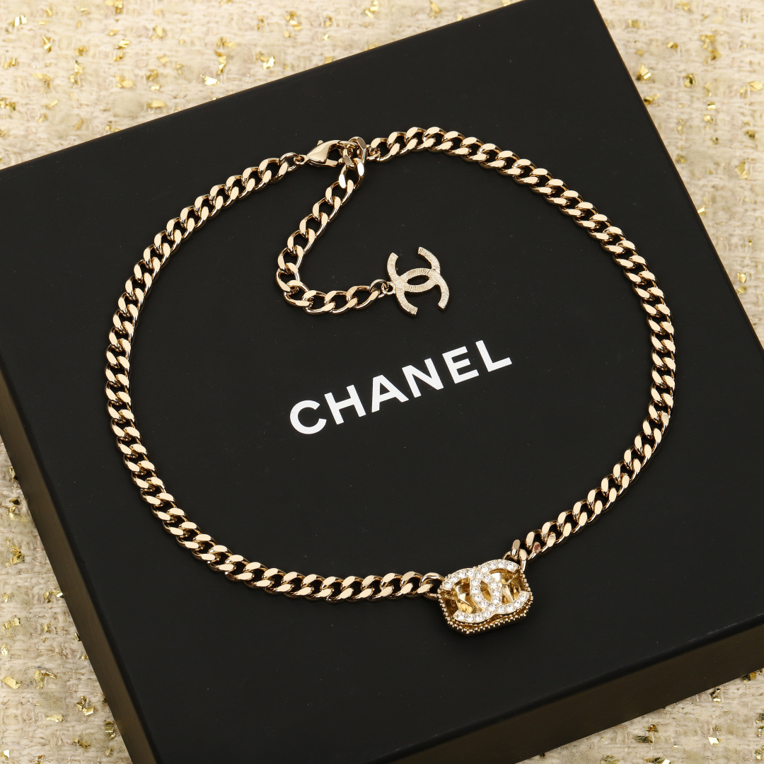 【我们出品】

🔥🔥必入爆款项链！【Ch@nel方块choker】非常重工，我们一致致zp🆕，黄铜材质，