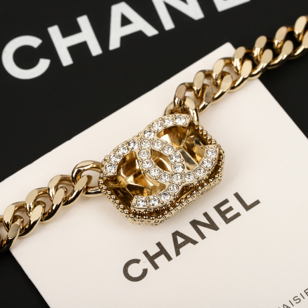 【我们出品】

🔥🔥必入爆款项链！【Ch@nel方块choker】非常重工，我们一致致zp🆕，黄铜材质，