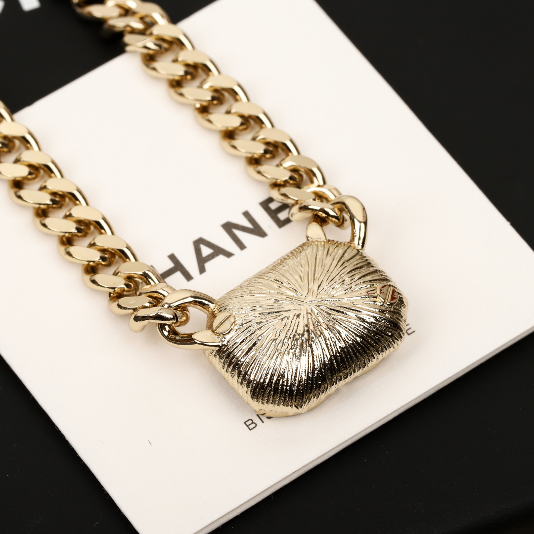 【我们出品】

🔥🔥必入爆款项链！【Ch@nel方块choker】非常重工，我们一致致zp🆕，黄铜材质，