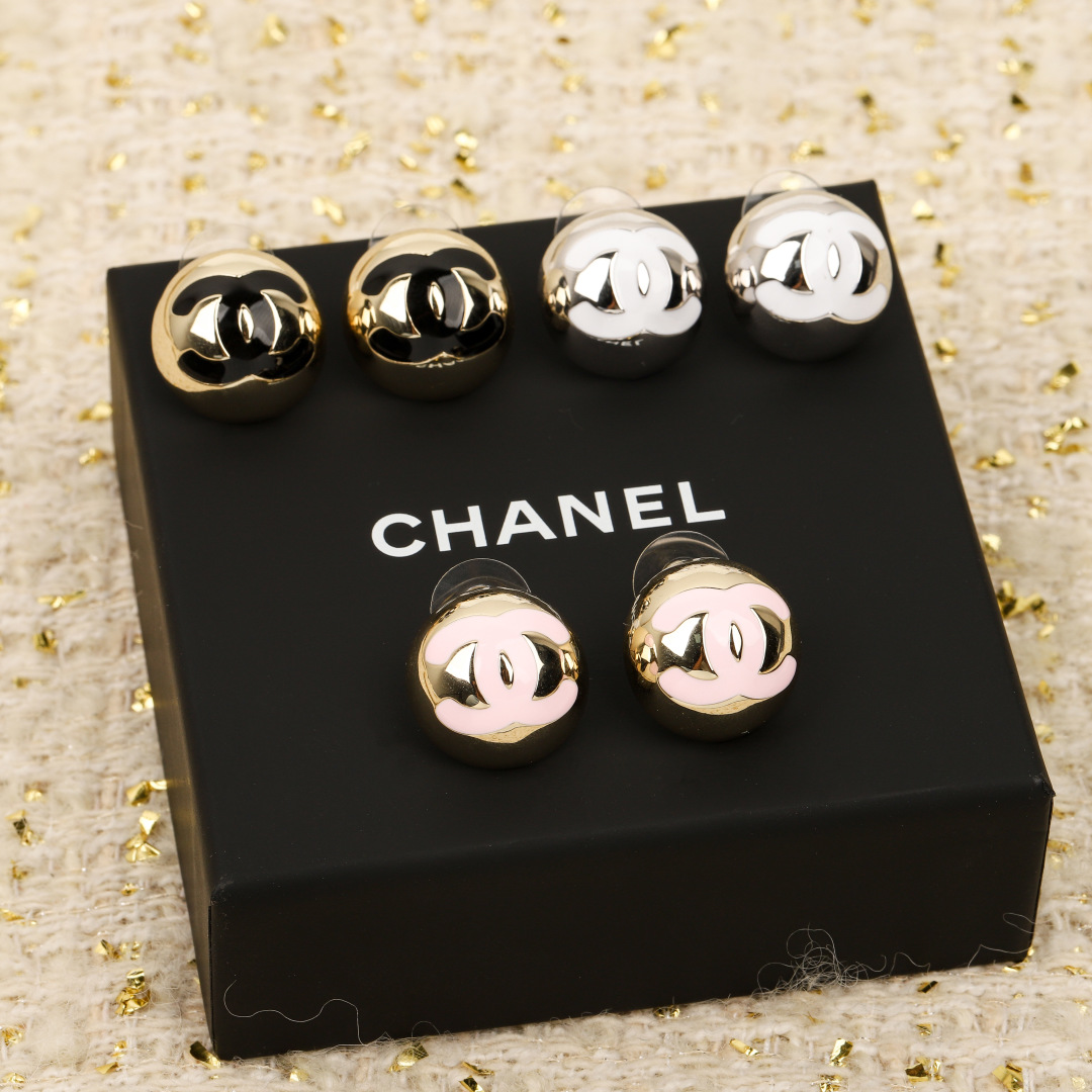 Boucles d'oreilles Chanel Double C en métal et émail – Collection Printemps