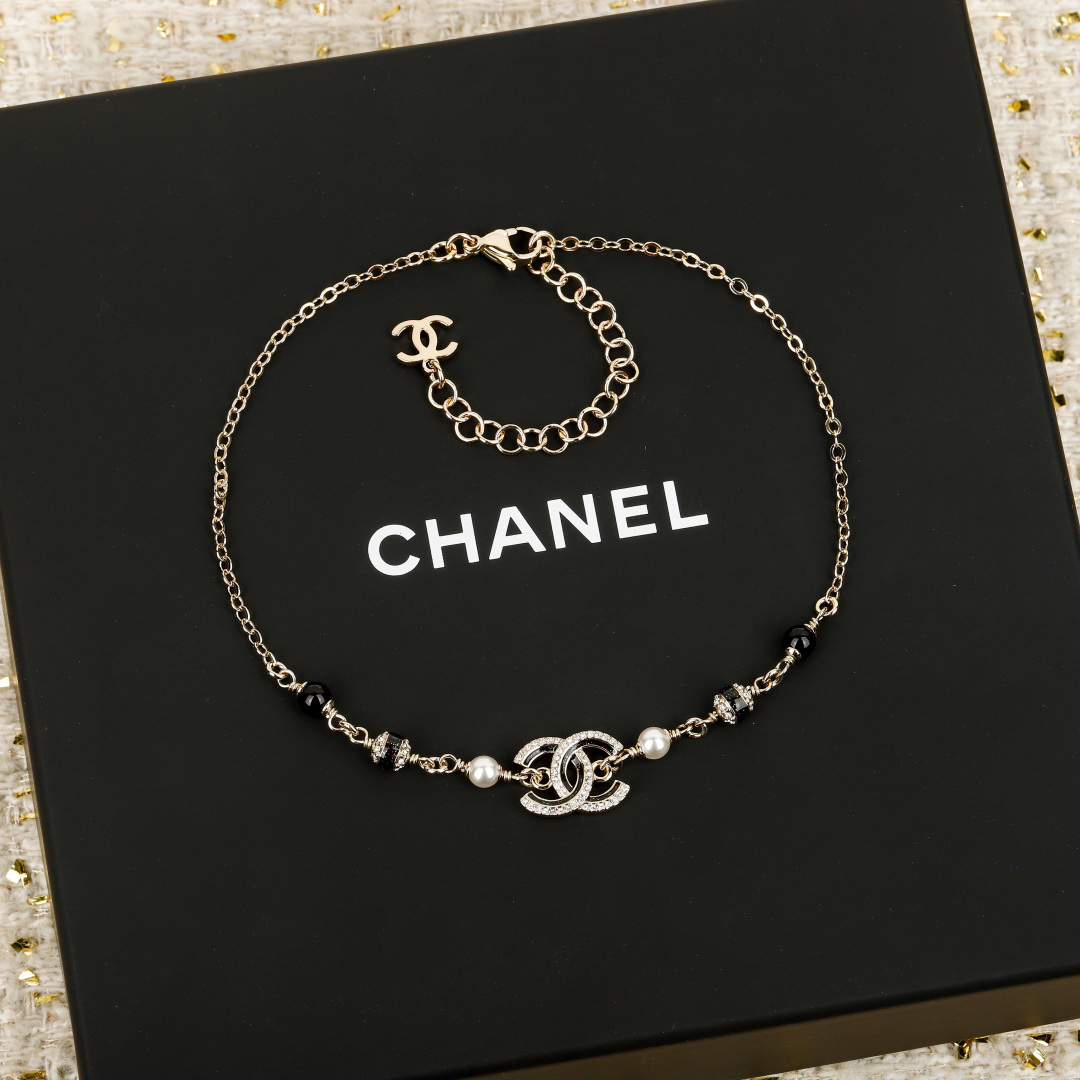 Elegante Collar Chanel con Doble C y Detalle de Esmalte Rosa