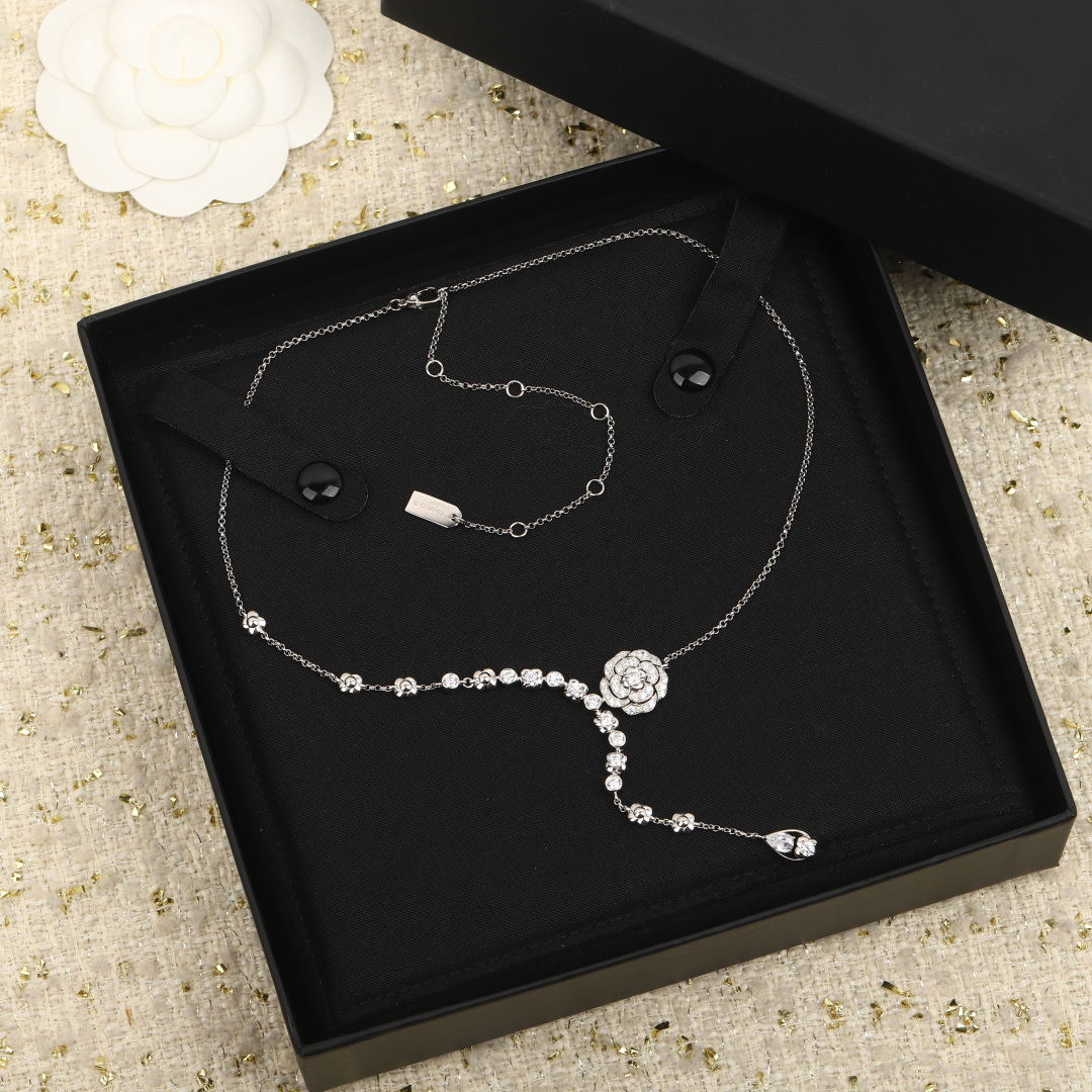 Collier Chanel Bouton de Camélia en Argent 925 et Diamants de Luxe