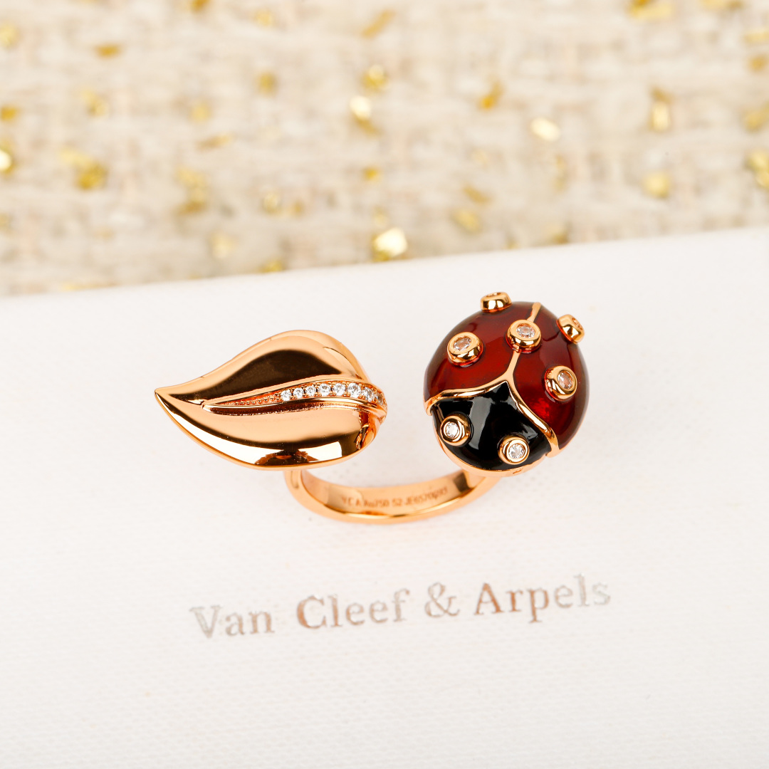 Anillo Van Cleef & Arpels Lucky Spring con diseño de mariquita en oro rosa