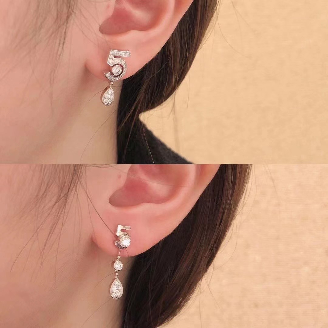 p190【我们出品】水滴耳环ZP 💰110 200+ 可订做真金真钻,只做对版ZP真金货,Pk市面各种金货❗️
【chanel新款N°5水滴耳环】Eternal N°5系列为了向5号香水的百年传奇致敬,小香高级珠宝创意工作室选用K金和钻石来勾勒ch@nel女士钟爱的数字,并创作了一个象征幸运的系列。这个幸运数字代表着隽永恒久的精髓。。
这款耳环有2种佩戴方式,其中有一只耳环可以调接高度,可拆卸,两种戴法。通体采用925银,手工镶嵌钻石,保色程度更久。