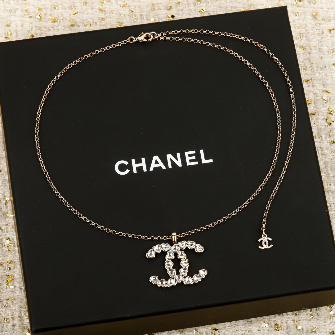 Collier Chanel Double C avec Cristaux en Forme de Cœur, Collection Automne 2025