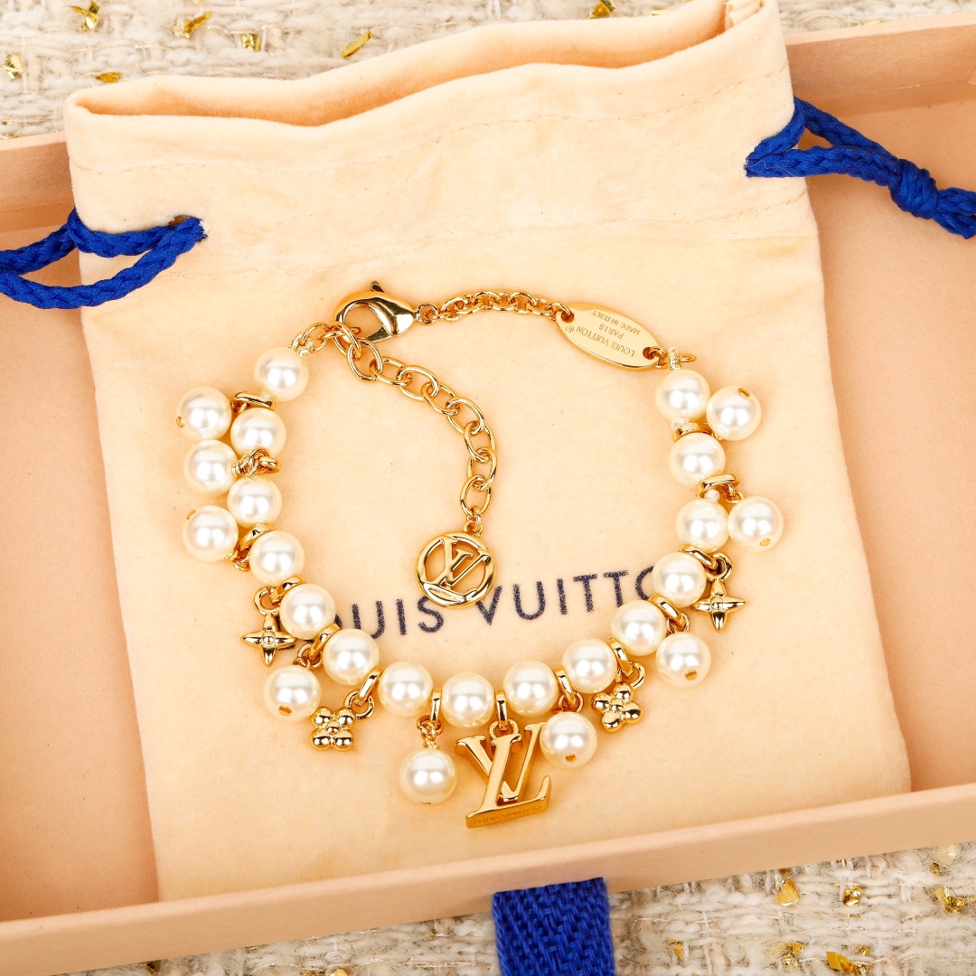 Elegante Pulsera Louis Vuitton con Perlas y Flores Monogram