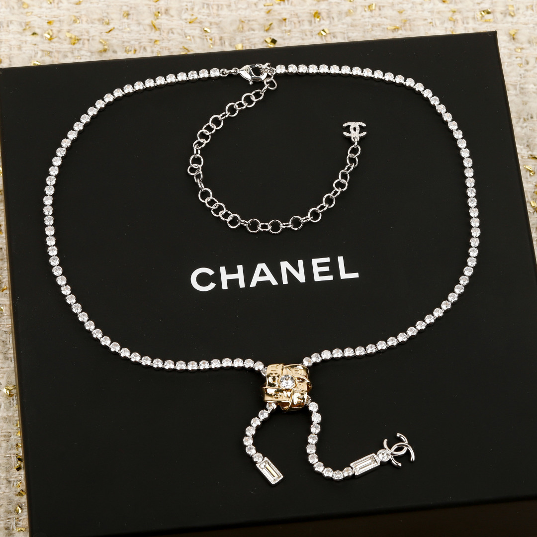 Chanel Ketting met Geweven Holle Vierkante Hanger - Exclusieve Handgemaakte Collectie