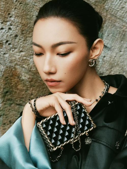 Elegant Flap Bag with Chain Strap & Diamond Pattern | Designer Handbag 1 Elegant Flap Bag with Chain Strap & Diamond Pattern | Designer Handbag