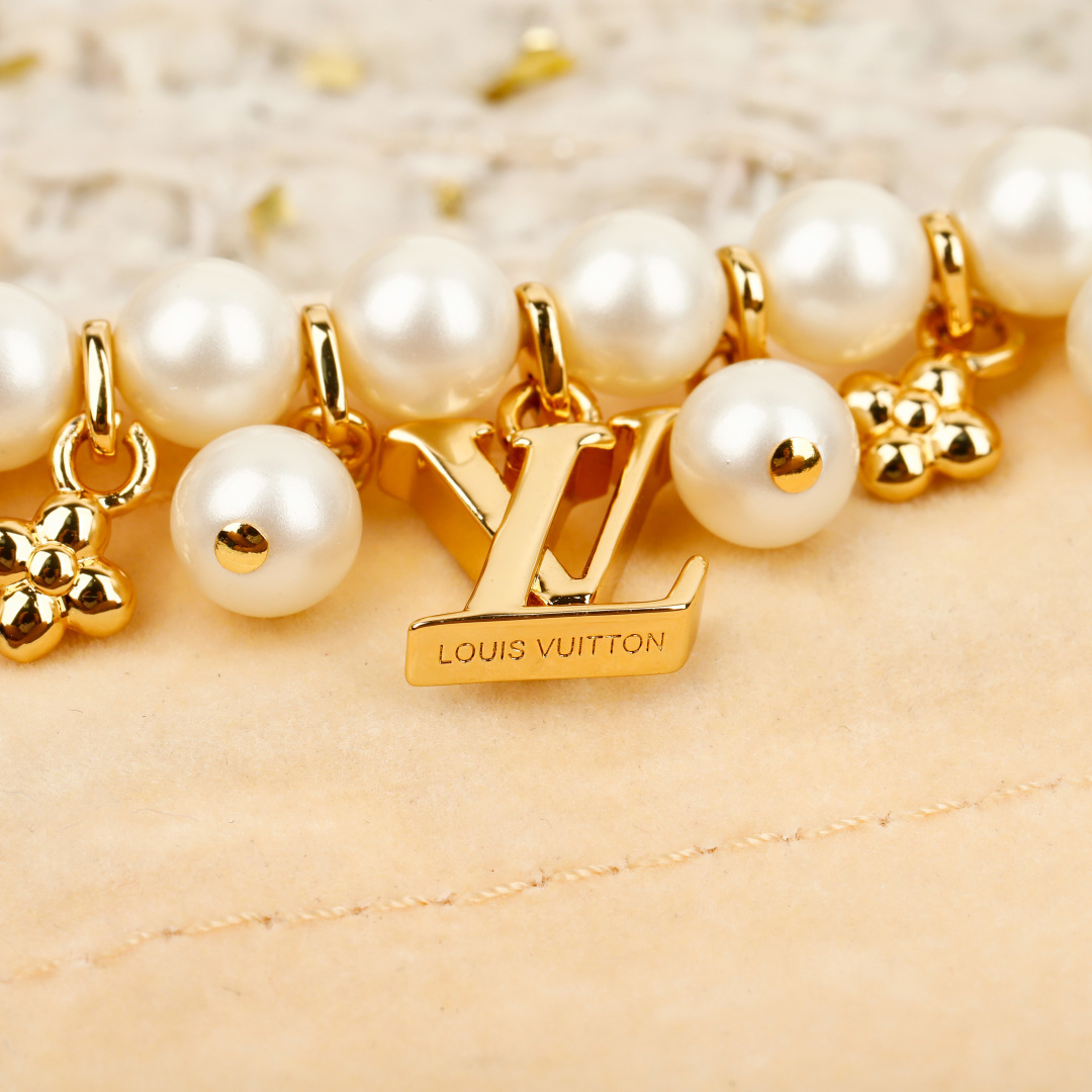 Louis Vuitton Necklace with Pearls and Monogram Flower Elements,Gold-Tone Finish 6 cmp i1755709281379 5455 0 5