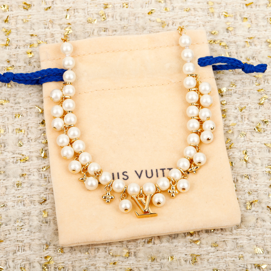 Louis Vuitton Necklace with Pearls and Monogram Flower Elements,Gold-Tone Finish 5 cmp i1755709281532 2269 0 4