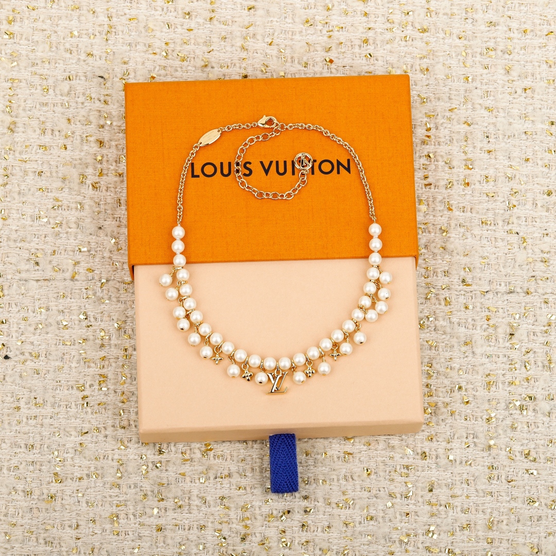 Louis Vuitton Necklace with Pearls and Monogram Flower Elements,Gold-Tone Finish 2 cmp i1755709282467 9105 0 1