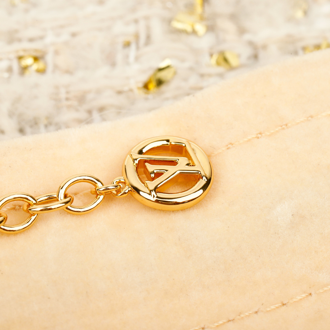 Louis Vuitton Necklace with Pearls and Monogram Flower Elements,Gold-Tone Finish 9 cmp i1755709286705 7343 0 8