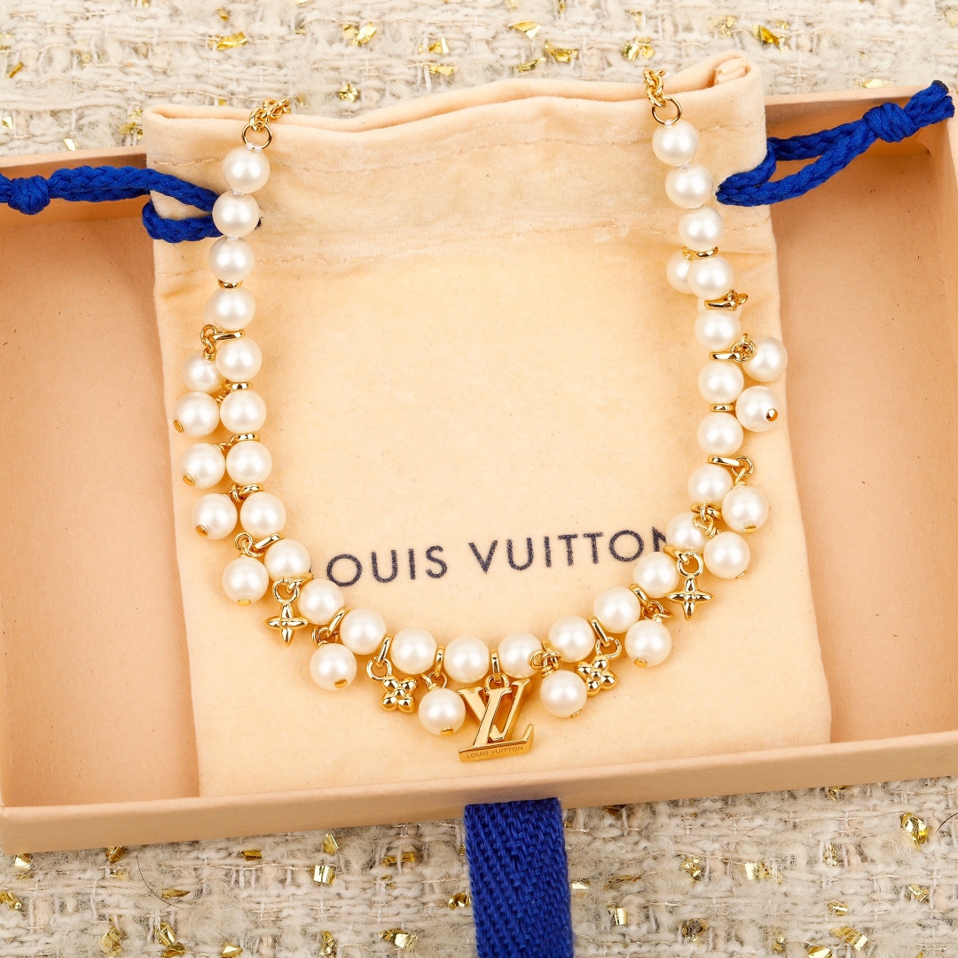 Louis Vuitton Necklace with Pearls and Monogram Flower Elements,Gold-Tone Finish 3 cmp i1755709287470 7572 0 2