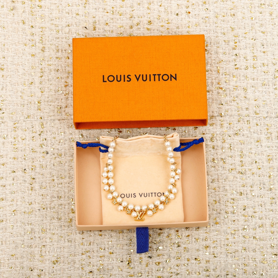 Louis Vuitton Necklace with Pearls and Monogram Flower Elements,Gold-Tone Finish 10 cmp i1755709287563 5557 0 0