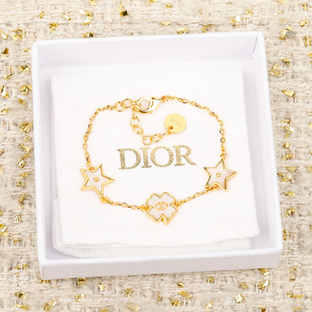 سوار ديور Lucky Dior الجديد بأشكال النجوم والبرسيم