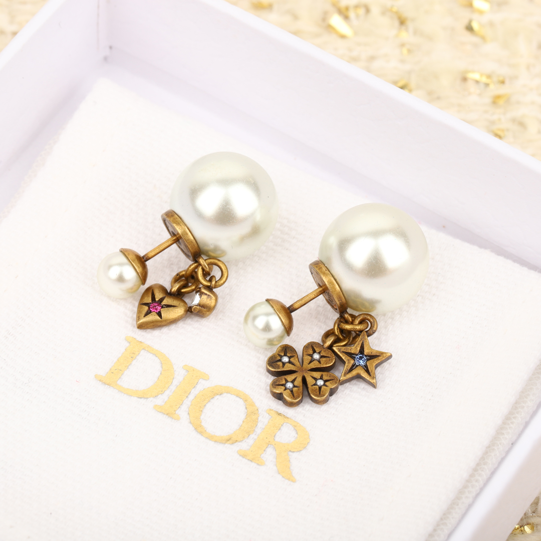 【我们出品】专柜🆕4200,❗️【D复古大小珍珠多元素耳钉】24最新款！时隔多年再次重现的复古金系列💥墙
