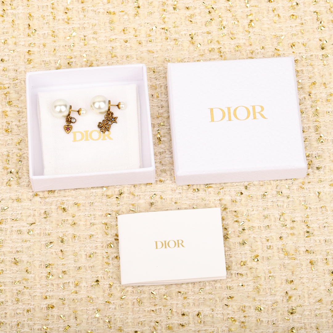 【我们出品】专柜🆕4200,❗️【D复古大小珍珠多元素耳钉】24最新款！时隔多年再次重现的复古金系列💥墙