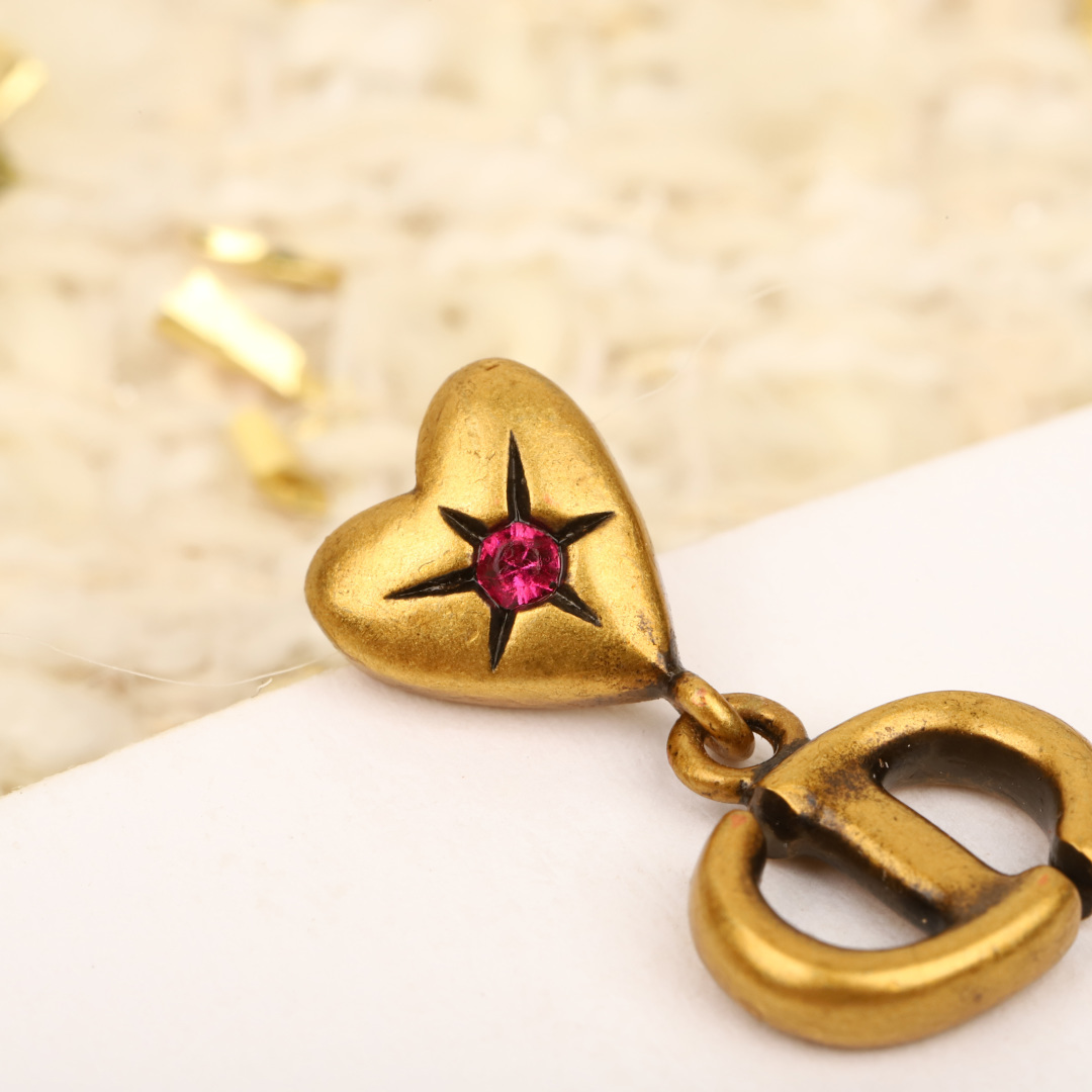 【我们出品】专柜🆕3300,❗️【D复古爱心吊cd珠耳钉】24最新款!时隔多年再次重现的复古金系列💥墙裂